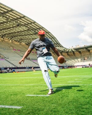 Catherine Williams Instagram - Une journée dingue hier ! 🩷
@official_bonk_inu nous a fait vivre une expérience VIP hors du commun ! On a pu regarder le match de @parismusketeers et c’était incroyable ! 🏈