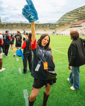 Catherine Williams Instagram - Une journée dingue hier ! 🩷
@official_bonk_inu nous a fait vivre une expérience VIP hors du commun ! On a pu regarder le match de @parismusketeers et c’était incroyable ! 🏈
