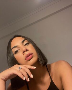 Catherine Williams Instagram - Non ce n’est pas une bague de mariage 🤣

🇵🇹não, não é uma aliança de casamento😜
🇺🇸no it's not a wedding ring 🤣