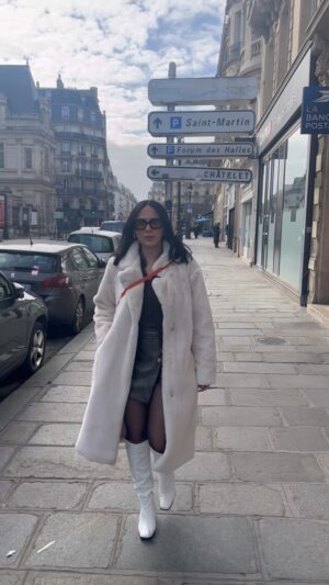 Catherine Williams Instagram - Outfit of the day 💓✨ #mode
