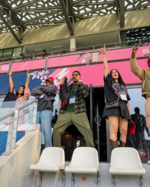 Catherine Williams Instagram - Une journée dingue hier ! 🩷
@official_bonk_inu nous a fait vivre une expérience VIP hors du commun ! On a pu regarder le match de @parismusketeers et c’était incroyable ! 🏈