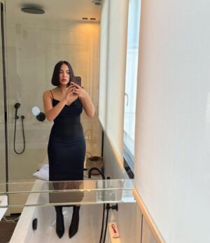 Catherine Williams Instagram - Désolé @netflixfr vous n’aviez pas prévu de miroir… 🫣