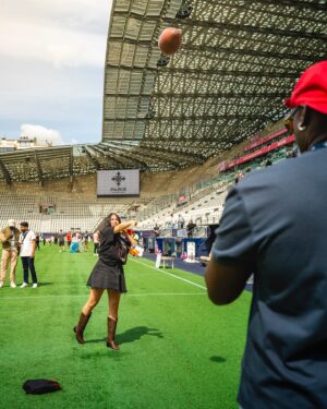 Catherine Williams Instagram - Une journée dingue hier ! 🩷
@official_bonk_inu nous a fait vivre une expérience VIP hors du commun ! On a pu regarder le match de @parismusketeers et c’était incroyable ! 🏈