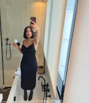 Catherine Williams Instagram - Désolé @netflixfr vous n’aviez pas prévu de miroir… 🫣