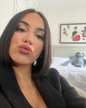 Catherine Williams Instagram - Il y a un an j’ai posé un ultimatum à @richy_wls 🤣
Quelle expérience, si je devais revenir en arrière, j’aurais fais les mêmes choix. J’en sors tellement grandie, j’ai appris à me connaître, à me sentir plus forte et puis cerise sur le gâteau je me suis mariée !! Vous vous rendez compte, grâce à ça aujourd’hui c’est Richy et Catherine 💓🫶🏼

#tvr #ultimatumfr #netflix