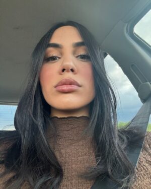 Catherine Williams Instagram - Bonne soirée les poupées 🩷
