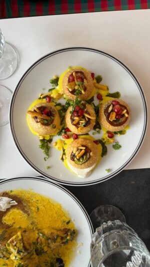 Catherine Williams Instagram - Le restaurant indien 🇮🇳 
@desiroadrestaurant 
⭐️⭐️⭐️⭐️
📍6, rue Dauphine, Paris 
🥩 Agneau Halal 
🌱 Plusieurs options végétariennes

Ce restaurant offre une ambiance conviviale et intègre avec brio une esthétique moderne indienne dans ses plats ainsi que dans ses saveurs. 

👨🏿‍🍳 En tant que connaisseur de la cuisine indienne, j’ai été agréablement surpris par les nouvelles saveurs que j’ai découvertes. 

Je recommande vivement ce restaurant, car il parvient à trouver un équilibre parfait entre tradition et modernité.

#ousortiraparis #restaurang #restaurantindien #restaurantindienparis