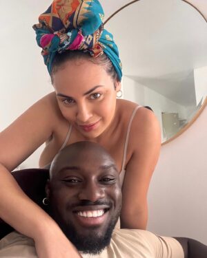 Catherine Williams Instagram - Bonne st Valentin, à tous ! 
Même au célibataire, c’est l’occasion de s’offrir à soi-même beaucoup d’amour💓
Et je souhaite aussi, une joyeuse st valentin, 
A mon cher et tendre époux, qui se démène pour être un excellent mari au quotidien. Je l’aime tellement ❤️‍🔥

#stvalentin