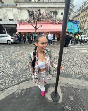 Catherine Williams Instagram - Balade à Montmartre 💓

Top & Jean @pimkie 
Veste @zara