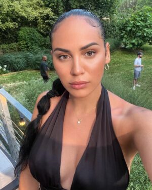 Catherine Williams Instagram - Hâte que le soleil revienne 😜
Mon dernier selfie du tournage ultimatum ❤️‍🔥
C’était vraiment une expérience incroyable, dans laquelle j’ai appris à me connaître, à comprendre la petite fille qui se caché en moi, j’ai appris à me surpasser, repousser mes limites, mais surtout j’ai appris à comprendre mon mari, à comprendre son langage de l’amour. 
Je ne regrette en rien mon expérience, et je suis fier d’en être sortie gagnante ✨
Bon c’est vrai c’était pas facile, parceque franchement qui oserait échanger son partenaire haha, mais Dieu merci j’ai eu la meilleure des fin possible ❤️‍🔥✨🫶🏼
Merci à vous d’être encore là, et de m’apporter autant d’amour ! Je vous aime 🥰
