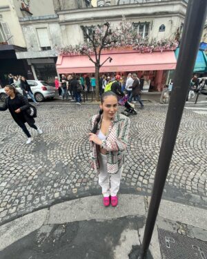 Catherine Williams Instagram - Balade à Montmartre 💓

Top & Jean @pimkie 
Veste @zara