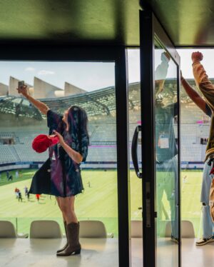 Catherine Williams Instagram - Une journée dingue hier ! 🩷
@official_bonk_inu nous a fait vivre une expérience VIP hors du commun ! On a pu regarder le match de @parismusketeers et c’était incroyable ! 🏈