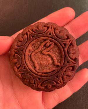 Cathy Ang Instagram - The moment I realized the lantern LIGHTS UP!!! 😍🤓🤯
.
@overthemoonmovie is collaborating with @ladymcakes to create these gorgeous mooncake sets!!! Celebrate the Mid-Autumn Moon Festival with us :) Dessert   Over the Moon broke me guys 😂
.
#overthemoon #overthemoonmovie #netflix #pearlstudio #glenkeane #ladym #mooncake #mooncakes #midautumnfestival #nomnom #yummy #asianfood #aapi