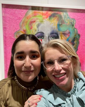 Cathy Gauthier Instagram - À l’exposition de mon amie @marianacherie devant ma toile préférée celle de Dolly Parton