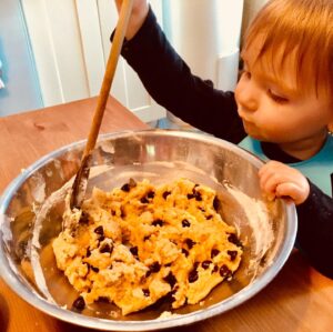 Cathy Gauthier Instagram - Ma fille cuisine des biscuits à la garderie! D’après moi l’année prochaine elle va pouvoir partir en appart! 😉😂