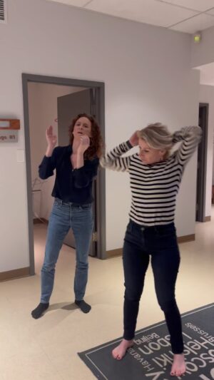 Cathy Gauthier Instagram - Ma chum de femme @silvitourigny et moi essayons un nouveau défi Tiktok… oufff pas facile!!! 😅
