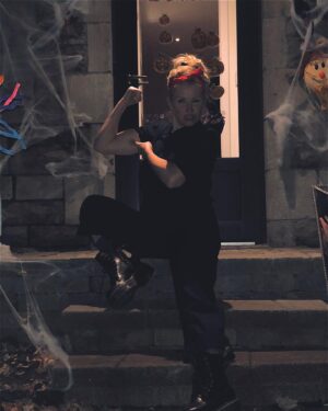 Cathy Gauthier Instagram - Qui suis-je? #occupationdouble #od #eloiseod #halloween l’halloween n’est pas juste pour les enfants! #fun #quarantine #eloise #occupationdoublecheznous