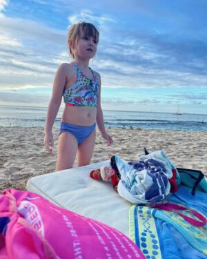 Cathy Gauthier Instagram - De retour à la Barbade 🇧🇧 
Cette année j’ai invité ma mère qui voyait la mer pour la première fois de sa vie, c’était très touchant! 
Ma fille qui traîne le lutin taquin à la plage pour l’empêcher de faire des mauvais coups!