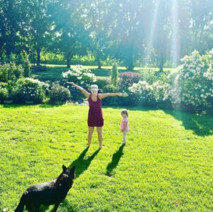 Cathy Gauthier Instagram - Merci la vie! 
Ma fille, le chien, les fleurs et mon café! Toucher le bonheur c’est ça! Bonne journée xx