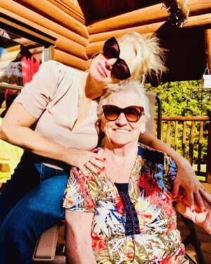 Cathy Gauthier Instagram - Une fin de semaine incroyable en Abitibi pour célébrer NOTRE reine, la femme la plus intelligente que je connaisse, ma grand-mère qui m’a élevée… 87 ans et toujours capable de danser le twist! 😅
