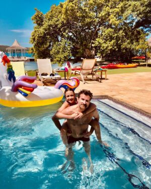 Cathy Gauthier Instagram - La preuve que #JeanThomasJobin a un coeur d’enfant... sa #best friend durant les vacances c’était ma nièce de 10 ans!!! 😂