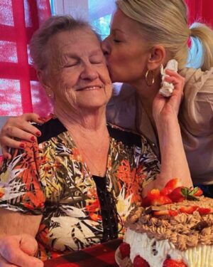 Cathy Gauthier Instagram - Une fin de semaine incroyable en Abitibi pour célébrer NOTRE reine, la femme la plus intelligente que je connaisse, ma grand-mère qui m’a élevée… 87 ans et toujours capable de danser le twist! 😅