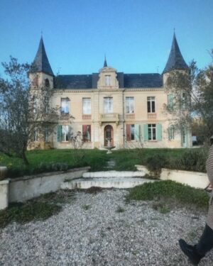 Cathy Marks Instagram - andddd that’s a wrap! 🎥✨ pinch me. shooting a feature film in a chateau in the countryside of France and my first time leading as the #1 on the call sheet...🥹 am I content as a croissant? 🥐 oui! oui! 🇫🇷 extremely grateful and heart full. 🫶🏻
“Chateau” coming 2024. 
.
.
.
.
.
#chateau #featurefilm #actress #acting #bergerac #france #inproduction #losangeles #hollywood