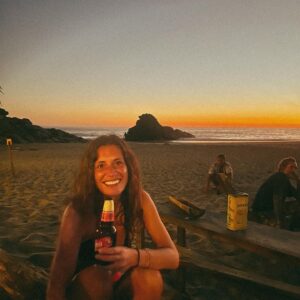 Catuxa Marra Instagram - Niña feliz con cerveza en su lugar favorito del mundo al atardecer. 🙃