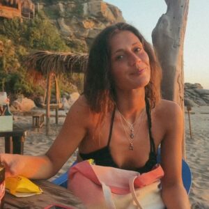 Catuxa Marra Instagram - Niña feliz con cerveza en su lugar favorito del mundo al atardecer. 🙃