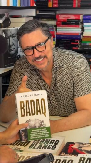 Cecilia Gessa Instagram - ¡Maravilloso día de firmas en @visorpoesia ! Gracias a todas y todos los que os habéis acercado a por BADAQ, El Asesino Inconformista y Mongo Blanco. Gracias por vuestro cariño, preguntas y comentarios sobre las novelas. Y sí, ¡viva la Feria del Libro de Madrid!
Gracias a @palmiramar @miguelmuna y @eugeniarico por la visita y a mi @ceciliagessa por estar siempre ahí. Eso es amor y quien lo probó, lo sabe. 🌊🦏❤️
#feriadellibromadrid #badaq #elasesinoinconformista #mongoblanco #novelas #carlosbardem #ceciliagessa #thechikitos