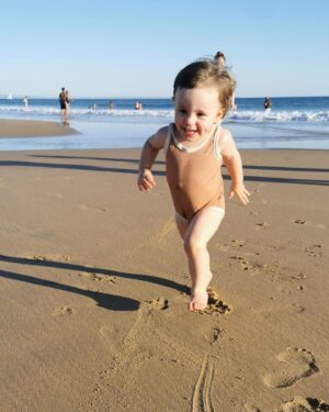Cecília Henriques Instagram - Em pré-auto-diagnóstico escarlatina (ainda vamos ao médico) fomos muito felizes na praia. ❤️

Neste corre corre lufa lufa da vida, que em nada me interessa, o que gosto mesmo é de me permitir e a ti irra, a ter momentos destes, em que não há horas, não há refeições, pode não haver banho, se calhar vais com areia para a cama ❤️

Nos momentos corre corre lufa lufa, com menos paciência há tanto pelo qual me queixar, porque há! O mundo está all fucked up, isto aqui é difícil, mas a minha família é perfeita. Tu és perfeita assim como és- Guerreira cabelos ao vento! Te amo ❤️ e a ti também, papita perfeita ❤️