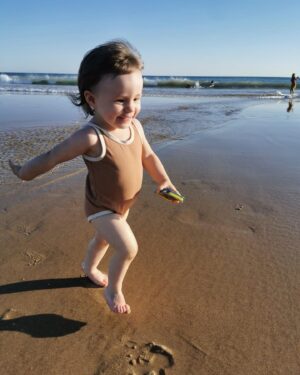 Cecília Henriques Instagram - Em pré-auto-diagnóstico escarlatina (ainda vamos ao médico) fomos muito felizes na praia. ❤️

Neste corre corre lufa lufa da vida, que em nada me interessa, o que gosto mesmo é de me permitir e a ti irra, a ter momentos destes, em que não há horas, não há refeições, pode não haver banho, se calhar vais com areia para a cama ❤️

Nos momentos corre corre lufa lufa, com menos paciência há tanto pelo qual me queixar, porque há! O mundo está all fucked up, isto aqui é difícil, mas a minha família é perfeita. Tu és perfeita assim como és- Guerreira cabelos ao vento! Te amo ❤️ e a ti também, papita perfeita ❤️