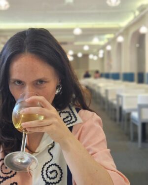 Cecília Henriques Instagram - Milhones de beijos de beijinhos, sorvetes morango baunilha, brincadeiras nas piscinas, montes gigantes de areia no quarto de hotel, quedas nos escorregas de água com estilo, noites no kids club mas para adultos also tipo nós, sonhos de noite de sonho, granizados arco-iris, jogos ganhos por mim na PS4, mojitos perdidos, e um pedido de casamento em anel de papel! I truly love us 🦄
Estamos no @ukinopalmeirasvillage @ukino.hotels 🏖 #ukinohotels
