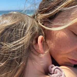 Cecília Henriques Instagram - Photo dump de fim de semana MEMU INURFACE ❤️

A última é a minha PREFERIDA porque
she hates cameras!
Sindrome filha de influencer total ❤️ bitch please, tipo PERFEITA 😎