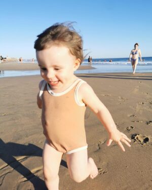 Cecília Henriques Instagram - Em pré-auto-diagnóstico escarlatina (ainda vamos ao médico) fomos muito felizes na praia. ❤️

Neste corre corre lufa lufa da vida, que em nada me interessa, o que gosto mesmo é de me permitir e a ti irra, a ter momentos destes, em que não há horas, não há refeições, pode não haver banho, se calhar vais com areia para a cama ❤️

Nos momentos corre corre lufa lufa, com menos paciência há tanto pelo qual me queixar, porque há! O mundo está all fucked up, isto aqui é difícil, mas a minha família é perfeita. Tu és perfeita assim como és- Guerreira cabelos ao vento! Te amo ❤️ e a ti também, papita perfeita ❤️