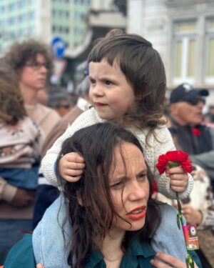 Cecília Henriques Instagram - Catarina Eufemia ⚘️

"Há uma fonte de água a meio das aldeias de Quintos e de Baleizão, no concelho de Beja.

Esta fonte não brota só água. As mulheres das duas localidades encontram-se aqui para levar os cântaros para casa, é certo, mas também para falar do proibido, longe dos ouvidos das esquinas.

Entre todas, és tu, Catarina Eufémia, a mais esclarecida das coisas do trabalho e da política.

Aqui, na fonte, onde ninguém de fora destas mulheres te ouve, falas da pobreza da tua gente, da miséria do salário e dos direitos que os trabalhadores devem ter.

Catarina Eufémia, com o teu filho de oito meses ao colo, acompanhada por mais 13 mulheres e um punhado de homens. Diriges-te para as searas onde estão as novas ceifeiras. Acreditas que, se explicares o que está em causa, elas possam passar para o vosso lado.

Alguns homens acompanham-vos. É um gesto solidário, sem dúvida.

As mulheres à frente e os homens atrás, porque a luta é vossa. E na liderança das mulheres vais tu, Catarina Eufémia, que foste nomeada porta-voz do grupo.

A GNR está à vossa espera. Mas tu não és mulher de desistir. Dás ânimo às demais. Não abrandas sequer o passo. O caminho é para a frente.
O Tenente Carrajola pergunta:

“O que é que vocês querem, burras?”

E tu, Catarina Eufémia, respondes com uma voz firme, sem mostrar medo:

“Queremos trabalho e pão para os nossos filhos.”

Ele aproxima-se de ti, dá dois passos para o lado onde seguras o bebé. Com o cano da pistola-metralhadora, lentamente, levanta os pés do teu filho e dispara três tiros de rajada."

Fonte- RTP

Lembrar para não esquecer- que se os tempos só pareciam melhores, no desespero por dias melhores. ❤️‍🩹🌋