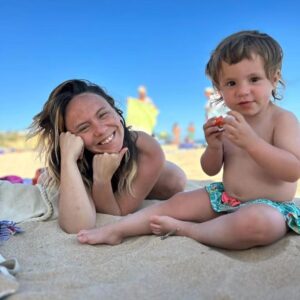 Cecília Henriques Instagram - Ninguém nos diz que isto da parentalidade positiva não os vai transformar em serial killers, ou a nós- suas pais e seus mães. 

Mas seguimos fortes, não é manas?

Todos os dias ver-te crescer e formar uma personalidade que já ocupa tanto espaço ❤️ 
Dá-me a certeza nas incertezas quotidianas que sabemos tudo o que fazer não sabendo 

Até já, porto de mós seu bonito 🫠