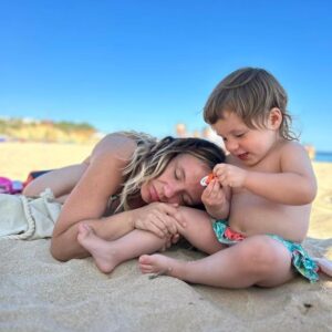 Cecília Henriques Instagram - Ninguém nos diz que isto da parentalidade positiva não os vai transformar em serial killers, ou a nós- suas pais e seus mães. 

Mas seguimos fortes, não é manas?

Todos os dias ver-te crescer e formar uma personalidade que já ocupa tanto espaço ❤️ 
Dá-me a certeza nas incertezas quotidianas que sabemos tudo o que fazer não sabendo 

Até já, porto de mós seu bonito 🫠