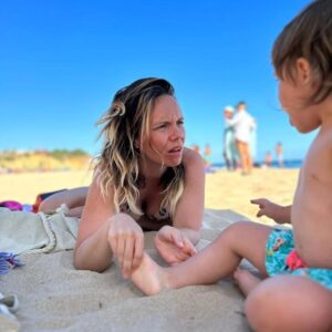 Cecília Henriques Instagram - Ninguém nos diz que isto da parentalidade positiva não os vai transformar em serial killers, ou a nós- suas pais e seus mães. 

Mas seguimos fortes, não é manas?

Todos os dias ver-te crescer e formar uma personalidade que já ocupa tanto espaço ❤️ 
Dá-me a certeza nas incertezas quotidianas que sabemos tudo o que fazer não sabendo 

Até já, porto de mós seu bonito 🫠