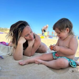 Cecília Henriques Instagram - Ninguém nos diz que isto da parentalidade positiva não os vai transformar em serial killers, ou a nós- suas pais e seus mães. 

Mas seguimos fortes, não é manas?

Todos os dias ver-te crescer e formar uma personalidade que já ocupa tanto espaço ❤️ 
Dá-me a certeza nas incertezas quotidianas que sabemos tudo o que fazer não sabendo 

Até já, porto de mós seu bonito 🫠