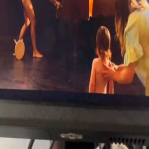 Cecília Henriques Instagram - O primeiro vídeo é em imagem tudo o que eu quero dizer com esta publicação: 

que sou uma admiradora da papita de mi irra, sou sua fã doida e babona, que acho que elu é e melhor musique da tuga, todos os dias vibro com as suas ideias, o seu entusiasmo, e como sapiosexual que sou, todos os dias o quero mais e mais perto de mim, com o seu know how and want to know even more- quis comer e comi tanto que, inclusivamente temos uma filha tipo PEFEITA, e somos uma familia. ♡

Tudo o resto é uma continuação disto que é o nosso trabalho, que não se separa da nossa vida, que não começa ou acaba, tal como o nosso amor. 

Com isto quero dizer que saiu o sigle 0 do novo disco da minha amada @filipesambado, e que se ainda não viram eu deixo o link. 

Só que não me fico por aqui: 
 ATE SE VÃO PASSAR COM O QUE VEM DEPOIS DISTO, PROXIMO SIMGLE SAI JÁ FIM DO MÊS (SECALHAR NÃO PODIA DIZER) CLARO QUE VAI SER DISCO DO ANO- MAS CLARO! ATÉ ANDAS PARA TRÁS É FUCKING LINDO O DISCO MELHOR ARTISTA DA TUGA IN YOUR FACE AMO-TE 😭

AMO-TE 🫠
Obrigada a todes es amigues que nos ajudam a por as ideias em relevo 💖
Fotos da minha perfeita amyga de sempre @ritachantrephoto 🐰