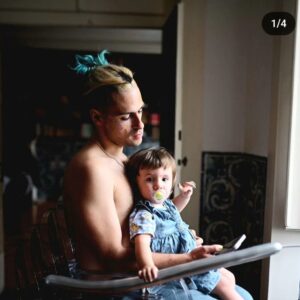 Cecília Henriques Instagram - O primeiro vídeo é em imagem tudo o que eu quero dizer com esta publicação: 

que sou uma admiradora da papita de mi irra, sou sua fã doida e babona, que acho que elu é e melhor musique da tuga, todos os dias vibro com as suas ideias, o seu entusiasmo, e como sapiosexual que sou, todos os dias o quero mais e mais perto de mim, com o seu know how and want to know even more- quis comer e comi tanto que, inclusivamente temos uma filha tipo PEFEITA, e somos uma familia. ♡

Tudo o resto é uma continuação disto que é o nosso trabalho, que não se separa da nossa vida, que não começa ou acaba, tal como o nosso amor. 

Com isto quero dizer que saiu o sigle 0 do novo disco da minha amada @filipesambado, e que se ainda não viram eu deixo o link. 

Só que não me fico por aqui: 
 ATE SE VÃO PASSAR COM O QUE VEM DEPOIS DISTO, PROXIMO SIMGLE SAI JÁ FIM DO MÊS (SECALHAR NÃO PODIA DIZER) CLARO QUE VAI SER DISCO DO ANO- MAS CLARO! ATÉ ANDAS PARA TRÁS É FUCKING LINDO O DISCO MELHOR ARTISTA DA TUGA IN YOUR FACE AMO-TE 😭

AMO-TE 🫠
Obrigada a todes es amigues que nos ajudam a por as ideias em relevo 💖
Fotos da minha perfeita amyga de sempre @ritachantrephoto 🐰