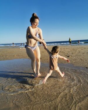 Cecília Henriques Instagram - Em pré-auto-diagnóstico escarlatina (ainda vamos ao médico) fomos muito felizes na praia. ❤️

Neste corre corre lufa lufa da vida, que em nada me interessa, o que gosto mesmo é de me permitir e a ti irra, a ter momentos destes, em que não há horas, não há refeições, pode não haver banho, se calhar vais com areia para a cama ❤️

Nos momentos corre corre lufa lufa, com menos paciência há tanto pelo qual me queixar, porque há! O mundo está all fucked up, isto aqui é difícil, mas a minha família é perfeita. Tu és perfeita assim como és- Guerreira cabelos ao vento! Te amo ❤️ e a ti também, papita perfeita ❤️