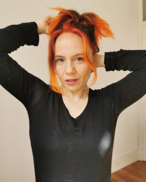 Cecília Henriques Instagram - À couse duma self-tape que tive de fazer hoje, a minha directora de casting preferida @filipesambado, minha marida, tirou-me estas pics que felt cute não vou deletar depois 🥕 

Filipe diz que me sabe mais gira de todas as maneiras, e por isso faz as minhas melhores self-tapes. Eu acredito. Porque é verdade 🫶

Depois fizemos daquelas tapes caseiras, mas divulgamos quando as nossas carreiras estiverem a precisar daquele boost. 🌙