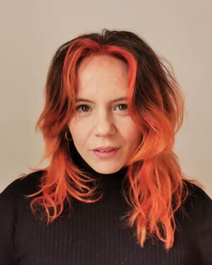 Cecília Henriques Instagram - À couse duma self-tape que tive de fazer hoje, a minha directora de casting preferida @filipesambado, minha marida, tirou-me estas pics que felt cute não vou deletar depois 🥕 

Filipe diz que me sabe mais gira de todas as maneiras, e por isso faz as minhas melhores self-tapes. Eu acredito. Porque é verdade 🫶

Depois fizemos daquelas tapes caseiras, mas divulgamos quando as nossas carreiras estiverem a precisar daquele boost. 🌙