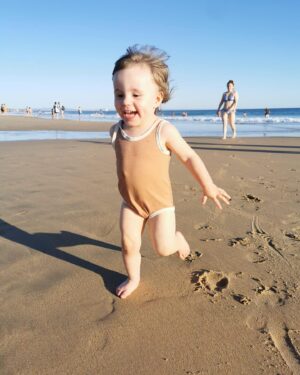 Cecília Henriques Instagram - Em pré-auto-diagnóstico escarlatina (ainda vamos ao médico) fomos muito felizes na praia. ❤️

Neste corre corre lufa lufa da vida, que em nada me interessa, o que gosto mesmo é de me permitir e a ti irra, a ter momentos destes, em que não há horas, não há refeições, pode não haver banho, se calhar vais com areia para a cama ❤️

Nos momentos corre corre lufa lufa, com menos paciência há tanto pelo qual me queixar, porque há! O mundo está all fucked up, isto aqui é difícil, mas a minha família é perfeita. Tu és perfeita assim como és- Guerreira cabelos ao vento! Te amo ❤️ e a ti também, papita perfeita ❤️