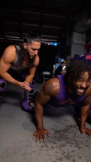 Cederick Johnson Instagram - This is why I have bigger arms than @aliwwe 😒😒😒
#WWE #MainEvent