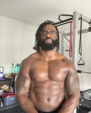 Cederick Johnson Instagram - “Say Mr Beefy………and I luv you”
#PrimeAlexander
#BeefyCeddy
#220lbs
#ChocolateMuscle