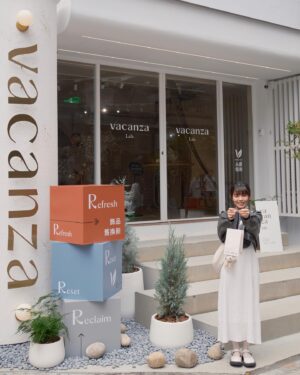 Celine Kao Instagram - 舊飾品怎麼辦 @vacanza_accessory 幫你辦！

每個人都為環境永續出一點小力就會是大力！
Vacanza 自4/19起至4/29 推出「#飾品舊換新」計劃
邀請大家帶家中舊飾品到「vacanza lab. 假期中山實驗店」回收 ✨免費兌換全新飾品
讓舊物重獲新生 以「4R回收機制」進行 實現品牌理念#永續假期 和大家一同迎接4/22世界地球日💘
與環境藝術家—李霽 打造再生藝術「永續假期展」在新vacanza lab. 假期中山實驗店 @vacanza_lab 開幕
藝術作品「Spirit Stay」使用12,000件回收飾品打造
同時vacanza 也推出新系列「再生銀」以回收的飾品重製而成！

能夠讓生活中使用不到的老舊物品重新利用 還可以再拿到漂亮的新寶貝
大家快攜兄弟姐妹一起去玩🧚🏻‍♀️

（項鍊、戒指、手鍊皆可兌換。耳環、耳夾、耳骨夾需兩支為一對。髮飾及周邊商品恕不適用）