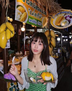 Celine Kao Instagram - 芒果糯米飯初體驗
最愛的食物是芒果 還可以十二月吃到芒果相當炫耀😎
殊不知我發的時候已經六月大家都吃得到了（*-∀-）
（但剛我媽餵我吃芒果 結果直接噴在我媽身上）（笑到流口水）
好想喝椰子汁！！！！！

*𖠋‎♡
項鍊 @oui.vintage.official
罩衫 @scheming_gg
頭只交給 @lucy_1010__ 看頭髮亮的咧😍